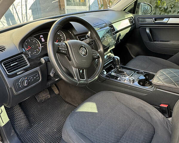 Черный Фольксваген Туарег, объемом двигателя 2.97 л и пробегом 305 тыс. км за 16450 $, фото 3 на Automoto.ua