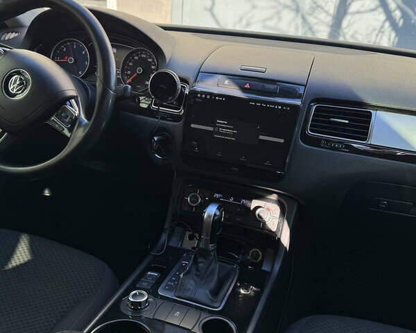 Черный Фольксваген Туарег, объемом двигателя 2.97 л и пробегом 305 тыс. км за 16450 $, фото 6 на Automoto.ua