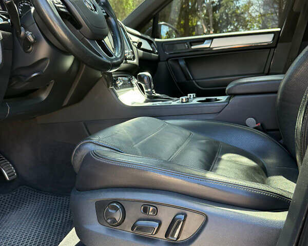 Чорний Фольксваген Туарег, об'ємом двигуна 3 л та пробігом 343 тис. км за 19900 $, фото 4 на Automoto.ua