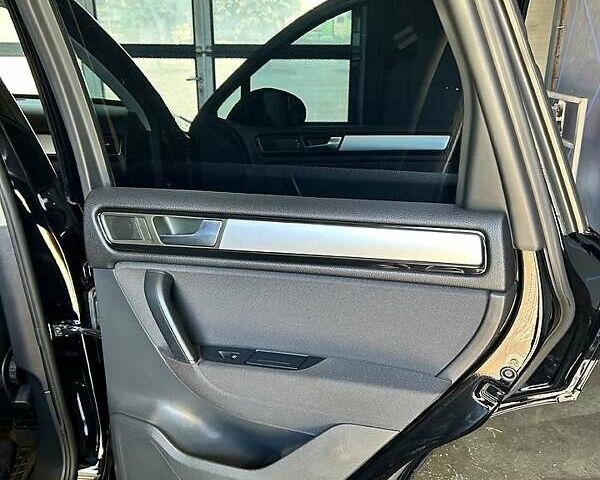 Чорний Фольксваген Туарег, об'ємом двигуна 3 л та пробігом 242 тис. км за 18750 $, фото 7 на Automoto.ua