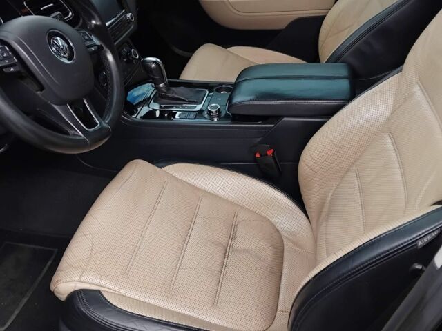 Чорний Фольксваген Туарег, об'ємом двигуна 3 л та пробігом 290 тис. км за 16300 $, фото 2 на Automoto.ua