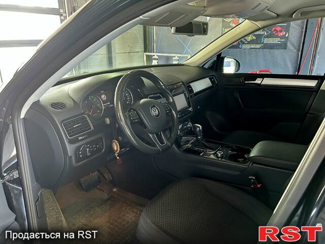 Чорний Фольксваген Туарег, об'ємом двигуна 3 л та пробігом 242 тис. км за 18750 $, фото 7 на Automoto.ua