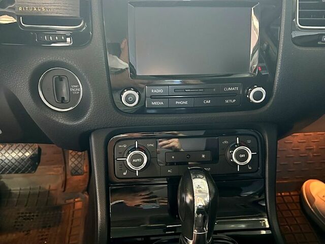 Чорний Фольксваген Туарег, об'ємом двигуна 3 л та пробігом 242 тис. км за 18750 $, фото 6 на Automoto.ua