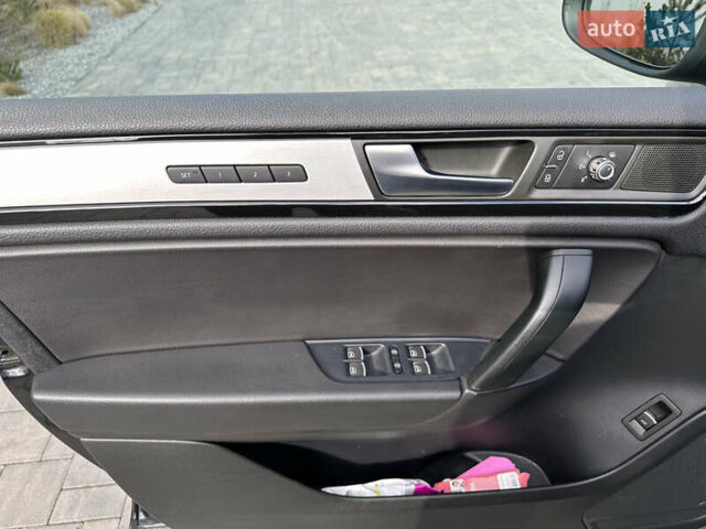 Чорний Фольксваген Туарег, об'ємом двигуна 2.97 л та пробігом 318 тис. км за 17300 $, фото 18 на Automoto.ua