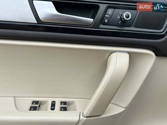 Черный Фольксваген Туарег, объемом двигателя 2.97 л и пробегом 299 тыс. км за 18700 $, фото 27 на Automoto.ua