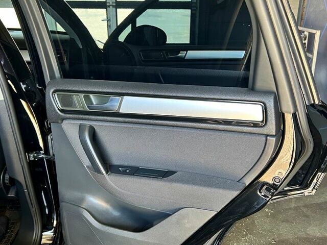 Чорний Фольксваген Туарег, об'ємом двигуна 3 л та пробігом 242 тис. км за 18750 $, фото 8 на Automoto.ua