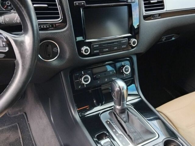 Чорний Фольксваген Туарег, об'ємом двигуна 3 л та пробігом 290 тис. км за 16300 $, фото 3 на Automoto.ua