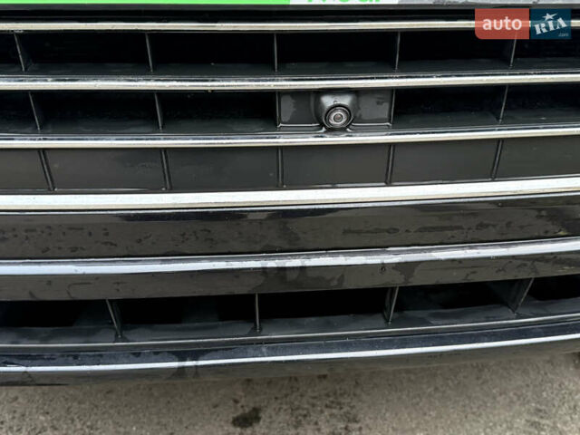 Чорний Фольксваген Туарег, об'ємом двигуна 4.13 л та пробігом 258 тис. км за 28500 $, фото 5 на Automoto.ua