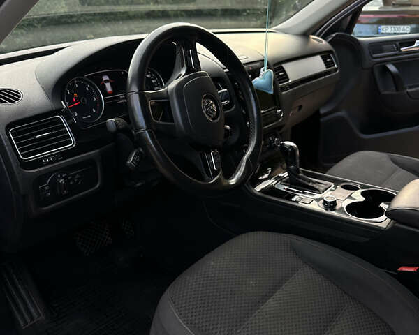 Черный Фольксваген Туарег, объемом двигателя 2.97 л и пробегом 342 тыс. км за 18000 $, фото 4 на Automoto.ua