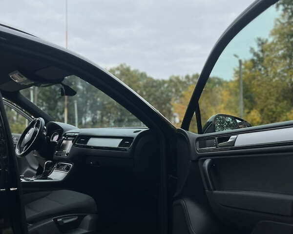 Чорний Фольксваген Туарег, об'ємом двигуна 2.99 л та пробігом 286 тис. км за 20000 $, фото 7 на Automoto.ua