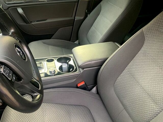 Чорний Фольксваген Туарег, об'ємом двигуна 3 л та пробігом 283 тис. км за 17500 $, фото 4 на Automoto.ua