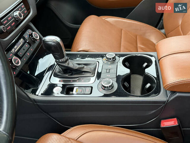 Чорний Фольксваген Туарег, об'ємом двигуна 4.13 л та пробігом 258 тис. км за 28500 $, фото 13 на Automoto.ua