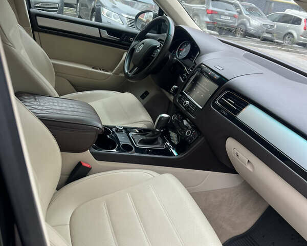 Черный Фольксваген Туарег, объемом двигателя 2.97 л и пробегом 210 тыс. км за 19500 $, фото 7 на Automoto.ua