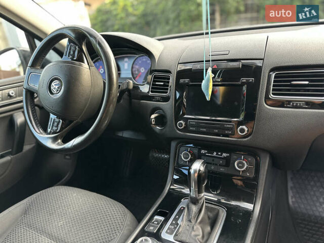 Черный Фольксваген Туарег, объемом двигателя 2.97 л и пробегом 342 тыс. км за 18000 $, фото 3 на Automoto.ua