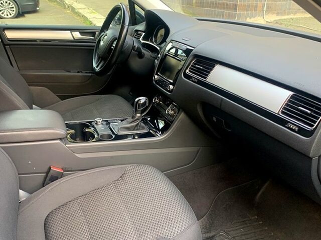 Чорний Фольксваген Туарег, об'ємом двигуна 3 л та пробігом 283 тис. км за 17500 $, фото 3 на Automoto.ua