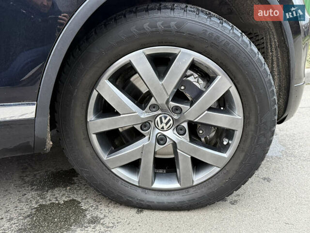 Чорний Фольксваген Туарег, об'ємом двигуна 4.13 л та пробігом 258 тис. км за 28500 $, фото 26 на Automoto.ua