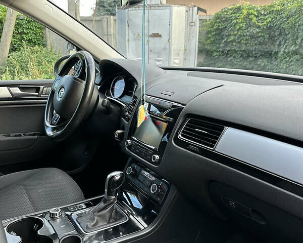 Черный Фольксваген Туарег, объемом двигателя 2.97 л и пробегом 342 тыс. км за 18000 $, фото 6 на Automoto.ua