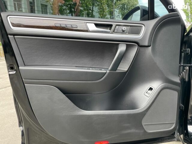 Чорний Фольксваген Туарег, об'ємом двигуна 3 л та пробігом 197 тис. км за 27490 $, фото 21 на Automoto.ua