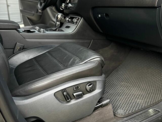 Фольксваген Туарег 2013 в Иршава на Automoto.ua Черный Фольксваген Туарег, объемом двигателя 3 л и пробегом 293 тыс. км за 20500 $, фото 13 на Automoto.ua