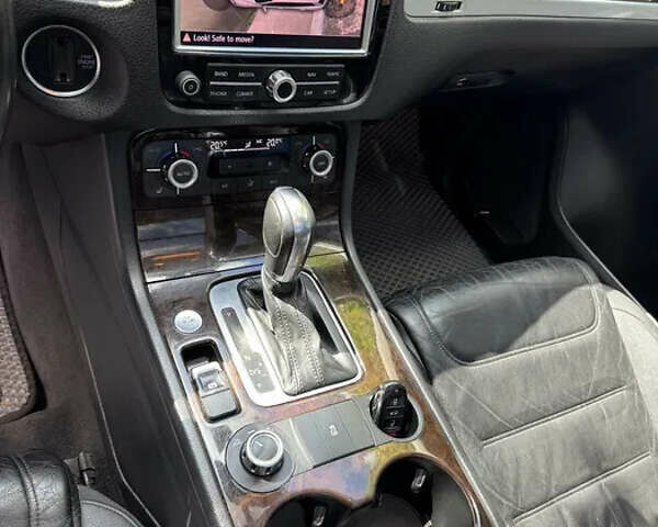 Чорний Фольксваген Туарег, об'ємом двигуна 2.97 л та пробігом 325 тис. км за 18000 $, фото 4 на Automoto.ua