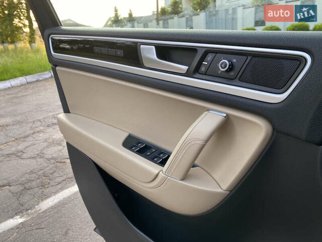 Черный Фольксваген Туарег, объемом двигателя 2.97 л и пробегом 185 тыс. км за 22999 $, фото 60 на Automoto.ua