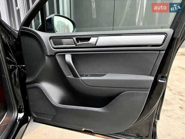 Черный Фольксваген Туарег, объемом двигателя 3 л и пробегом 245 тыс. км за 19500 $, фото 28 на Automoto.ua