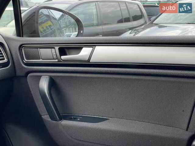 Черный Фольксваген Туарег, объемом двигателя 2.97 л и пробегом 249 тыс. км за 22500 $, фото 23 на Automoto.ua