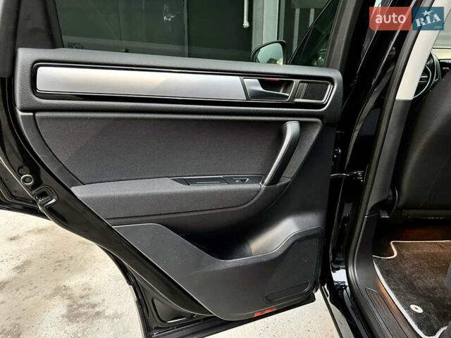 Черный Фольксваген Туарег, объемом двигателя 3 л и пробегом 245 тыс. км за 19500 $, фото 51 на Automoto.ua