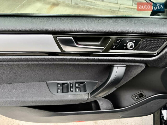 Черный Фольксваген Туарег, объемом двигателя 3 л и пробегом 245 тыс. км за 19500 $, фото 13 на Automoto.ua