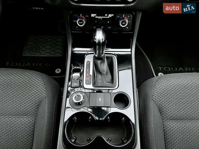 Черный Фольксваген Туарег, объемом двигателя 3 л и пробегом 245 тыс. км за 19500 $, фото 23 на Automoto.ua