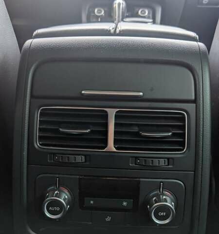 Чорний Фольксваген Туарег, об'ємом двигуна 3 л та пробігом 214 тис. км за 28000 $, фото 4 на Automoto.ua