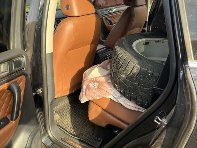 Черный Фольксваген Туарег, объемом двигателя 3 л и пробегом 258 тыс. км за 19000 $, фото 12 на Automoto.ua