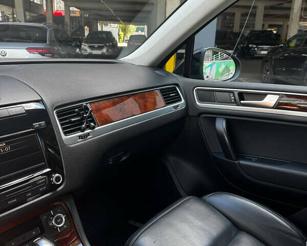 Черный Фольксваген Туарег, объемом двигателя 2.97 л и пробегом 221 тыс. км за 20750 $, фото 2 на Automoto.ua