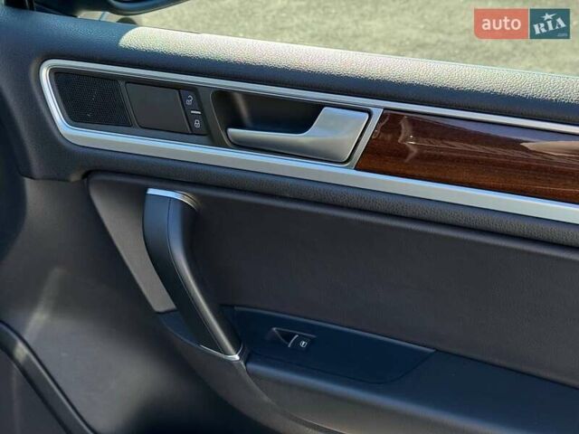 Черный Фольксваген Туарег, объемом двигателя 2.97 л и пробегом 199 тыс. км за 22000 $, фото 33 на Automoto.ua