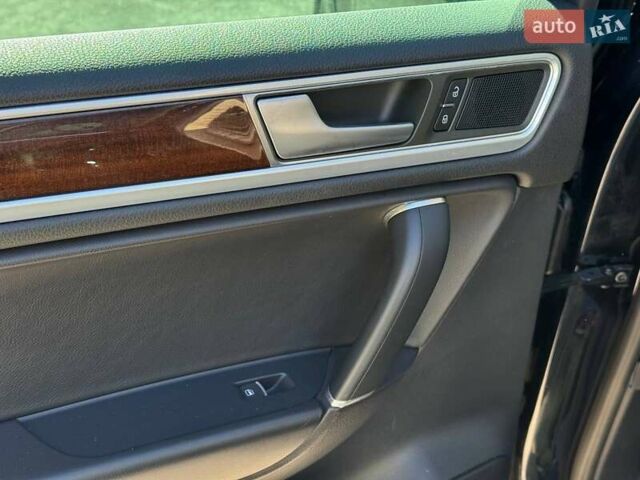 Черный Фольксваген Туарег, объемом двигателя 2.97 л и пробегом 199 тыс. км за 22000 $, фото 27 на Automoto.ua