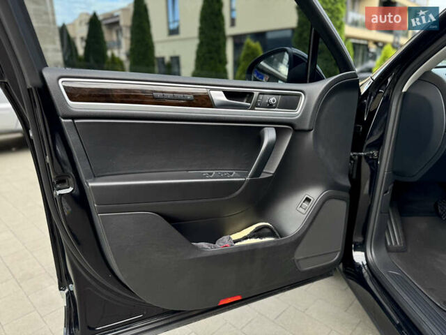 Черный Фольксваген Туарег, объемом двигателя 2.97 л и пробегом 150 тыс. км за 28500 $, фото 38 на Automoto.ua