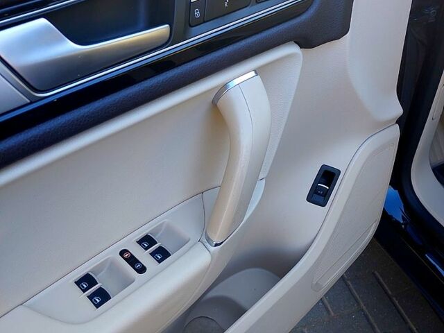 Чорний Фольксваген Туарег, об'ємом двигуна 3 л та пробігом 172 тис. км за 30999 $, фото 7 на Automoto.ua