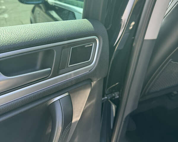 Черный Фольксваген Туарег, объемом двигателя 2.97 л и пробегом 257 тыс. км за 24000 $, фото 14 на Automoto.ua