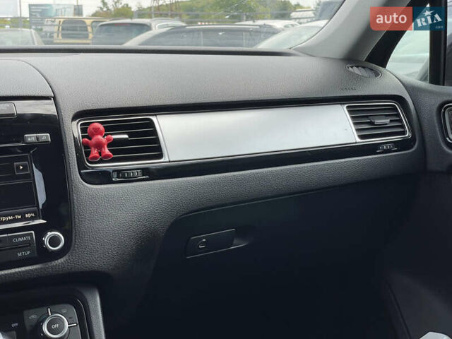 Черный Фольксваген Туарег, объемом двигателя 2.97 л и пробегом 249 тыс. км за 22500 $, фото 22 на Automoto.ua