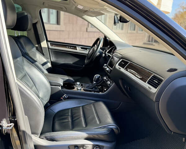 Черный Фольксваген Туарег, объемом двигателя 2.97 л и пробегом 216 тыс. км за 27400 $, фото 17 на Automoto.ua