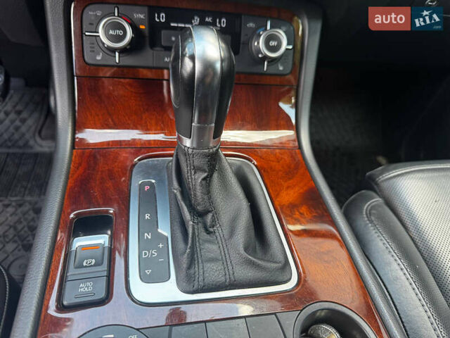 Черный Фольксваген Туарег, объемом двигателя 2.97 л и пробегом 221 тыс. км за 20750 $, фото 7 на Automoto.ua