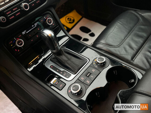 Чорний Фольксваген Туарег, об'ємом двигуна 3 л та пробігом 272 тис. км за 22990 $, фото 21 на Automoto.ua