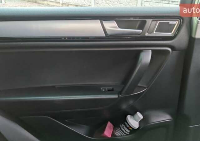 Чорний Фольксваген Туарег, об'ємом двигуна 3 л та пробігом 214 тис. км за 28000 $, фото 3 на Automoto.ua