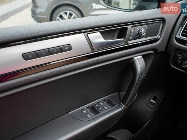 Черный Фольксваген Туарег, объемом двигателя 3 л и пробегом 236 тыс. км за 24999 $, фото 12 на Automoto.ua