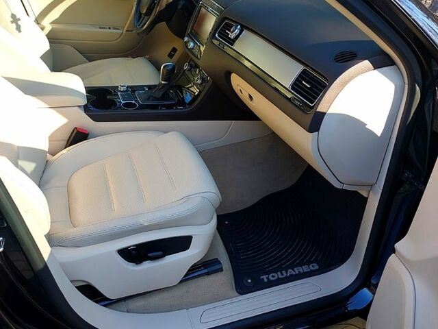 Чорний Фольксваген Туарег, об'ємом двигуна 3 л та пробігом 172 тис. км за 30999 $, фото 6 на Automoto.ua