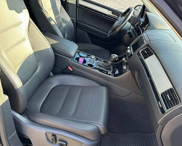 Черный Фольксваген Туарег, объемом двигателя 3 л и пробегом 235 тыс. км за 21500 $, фото 12 на Automoto.ua