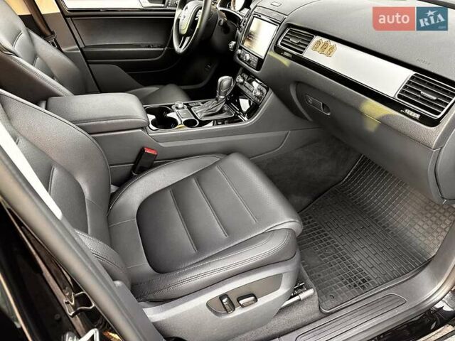 Черный Фольксваген Туарег, объемом двигателя 3.6 л и пробегом 150 тыс. км за 18000 $, фото 28 на Automoto.ua