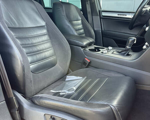 Черный Фольксваген Туарег, объемом двигателя 3 л и пробегом 266 тыс. км за 27990 $, фото 28 на Automoto.ua