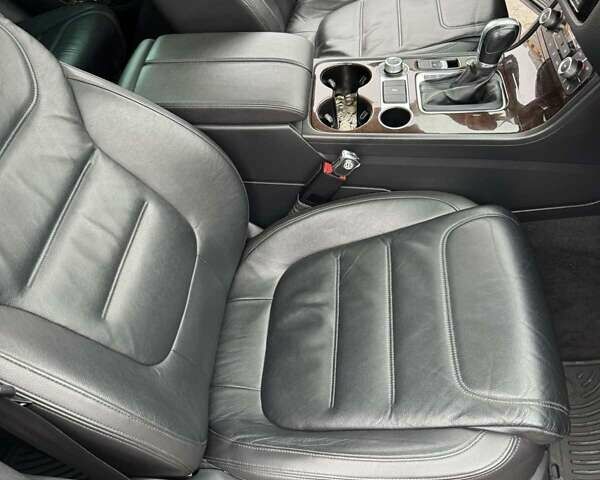 Черный Фольксваген Туарег, объемом двигателя 3 л и пробегом 272 тыс. км за 25000 $, фото 7 на Automoto.ua