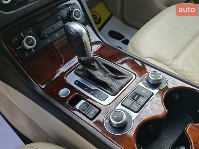 Чорний Фольксваген Туарег, об'ємом двигуна 3 л та пробігом 185 тис. км за 32999 $, фото 11 на Automoto.ua